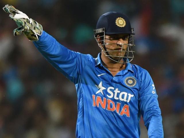 India's captain Mahendra Singh Dhoni makes field placement during the first T20 against Sri Lanka.(AFP Photo)