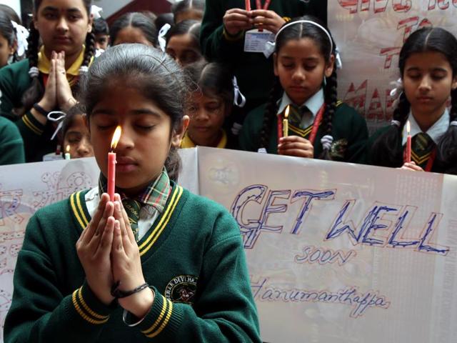 School children in Jammu pray and hold placards as they pray for Siachen avalanche survivor Lance Naik Hanumanthappa. (HT Photo) School children in Jammu pray and hold placards as they pray for Siachen avalanche survivor Lance Naik Hanumanthappa. (HT Photo)