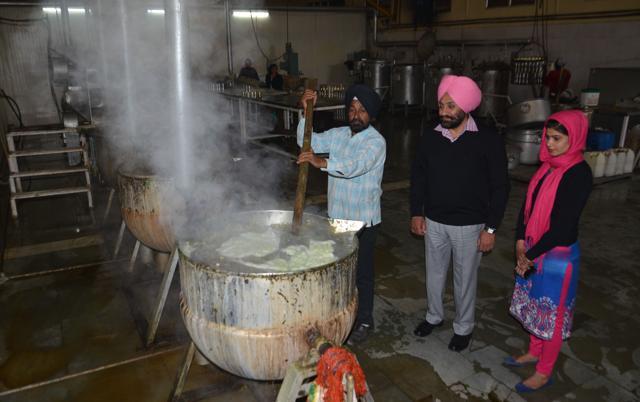 Mustard leaves being boiled in steam boilers. Jagmohan has clearly instructed farmers not to use chemical sprays or fertilisers. (Sameer Sehgal/HT) Mustard leaves being boiled in steam boilers. Jagmohan has clearly instructed farmers not to use chemical sprays or fertilisers. (Sameer Sehgal/HT)