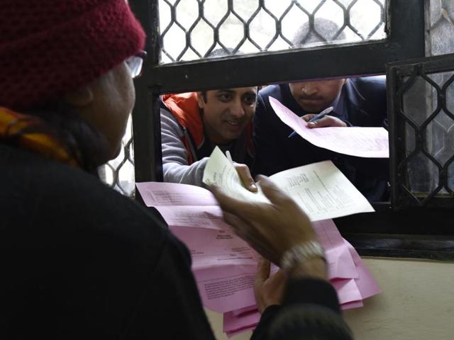 Parents flock Air Force Bal Bharti School on the last day of submission of the nursery admission forms in New Delhi. (HT File Photo)