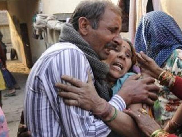Family members mourn after the murder of a Dalit man over property dispute at Kambakshpur village.(HT Photo) Family members mourn after the murder of a Dalit man over property dispute at Kambakshpur village.(HT Photo)