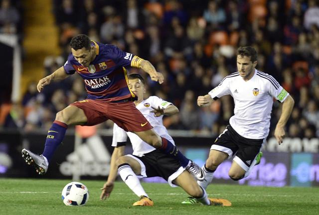 Barcelona's Brazilian defender Adriano (L) vies with Valencia's midfielder Francisco Jose Villalba Valencia's Argentinian forward Pablo Piatti (R)during the Spanish Copa del Rey (King's Cup) semifinal second leg match. (AFP) Barcelona's Brazilian defender Adriano (L) vies with Valencia's midfielder Francisco Jose Villalba Valencia's Argentinian forward Pablo Piatti (R)during the Spanish Copa del Rey (King's Cup) semifinal second leg match. (AFP)