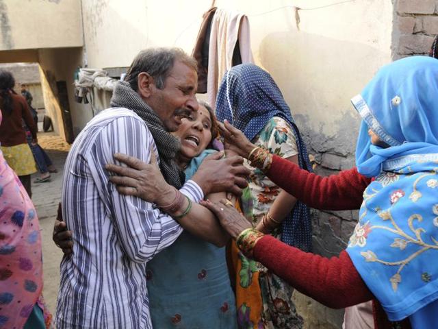 Family members mourn after the murder of a Dalit man over property dispute at Kambakshpur village.(Burhaan Kinu/HT Photo) Family members mourn after the murder of a Dalit man over property dispute at Kambakshpur village.(Burhaan Kinu/HT Photo)