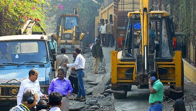 BMC demolished the illegal ramp adjoining Shah Rukh Khan’s bungalow at Bandra in Mumbai. (Prodip Guha/HT Photo)