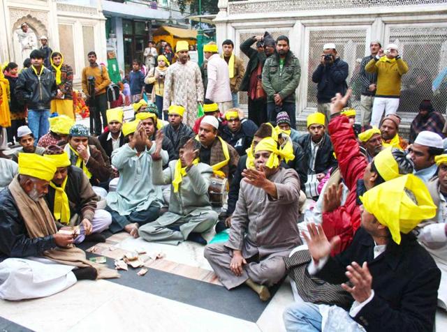 Special qawwali programmes are organised on this day and spring songs are dedicated to Hazrat Nizamuddin.(Mayank Austen Soofi/ HT photo)