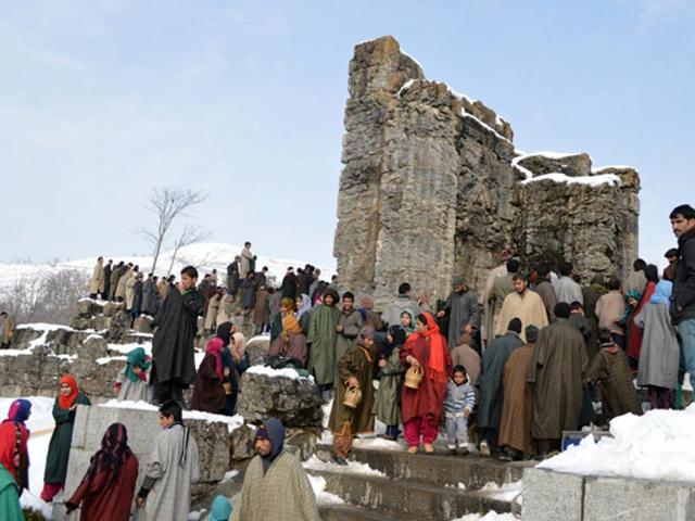 Shahid Kapoor and Vishal Bhardwaj’s crew for Haider shoot the song, Bismil in Kashmir.