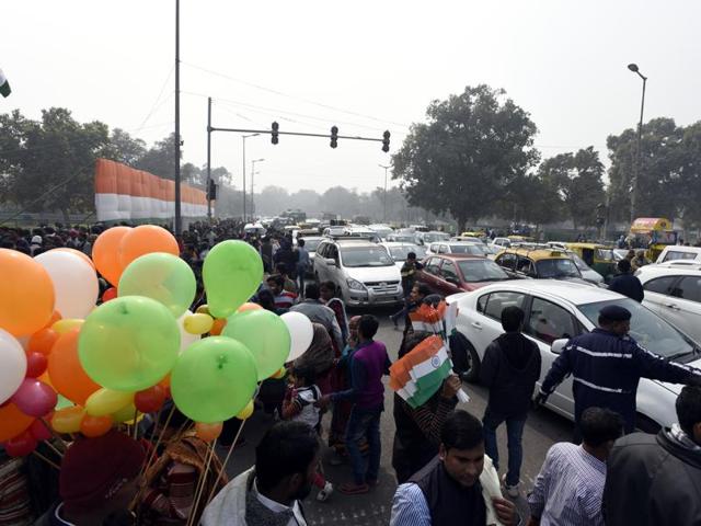 There are close to 90 lakh registered vehicles in Delhi. Of these, around 27 lakh are cars while 53 lakh are registered two wheelers. (Hindustan Times) There are close to 90 lakh registered vehicles in Delhi. Of these, around 27 lakh are cars while 53 lakh are registered two wheelers. (Hindustan Times)