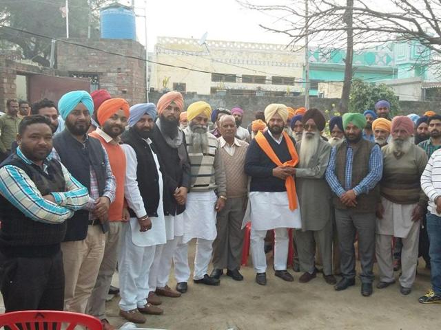 Independent candidate Bhupinder Singh Bittu meeting people during the last day of the campaigning in the Khadoor Sahib constituency on Thursday. (HT Photo) Independent candidate Bhupinder Singh Bittu meeting people during the last day of the campaigning in the Khadoor Sahib constituency on Thursday. (HT Photo)