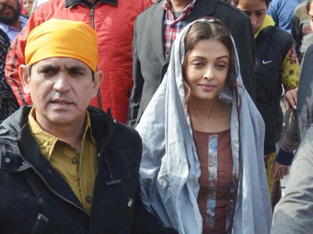 Bollywood actor Aishwarya Rai during the shoot of the film Sarbjit at the Golden Temple complex on Friday.(Sameer Sehgal//HT)