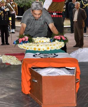 Defence minister Manohar Parrikar lays a wreath on Lance Naik Hanumanthappa Koppad’s body in New Delhi. (PTI Photo) Defence minister Manohar Parrikar lays a wreath on Lance Naik Hanumanthappa Koppad’s body in New Delhi. (PTI Photo)