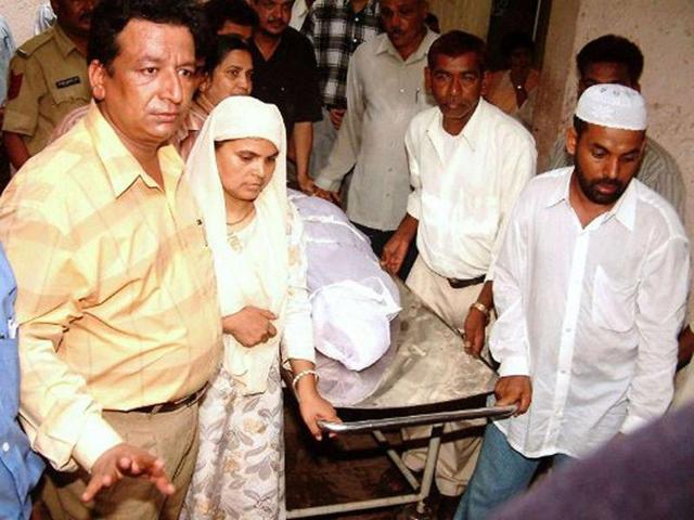 Ishrat's relatives collect her body from a hospital in Ahmedabad on June 18, 2004.(File Photo) Ishrat's relatives collect her body from a hospital in Ahmedabad on June 18, 2004.(File Photo)