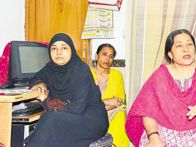 Jaipur resident Jahanara (extreme left) was one of the two women who were the first to complete a course for qazis. In this photo she is sitting with unidentified friends.(HT file photo)