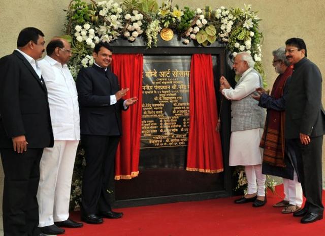PM unveils plaque to mark the inauguration of the new building complex of the Bombay Art Society.  (Picture courtesy: PIB)