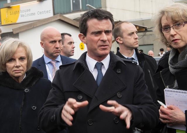 French Prime Minister Manuel Valls (C) gestures as he visits the refugee camp Bayernkaserne (Bavaria barracks) in Munich. (AFP) French Prime Minister Manuel Valls (C) gestures as he visits the refugee camp Bayernkaserne (Bavaria barracks) in Munich. (AFP)
