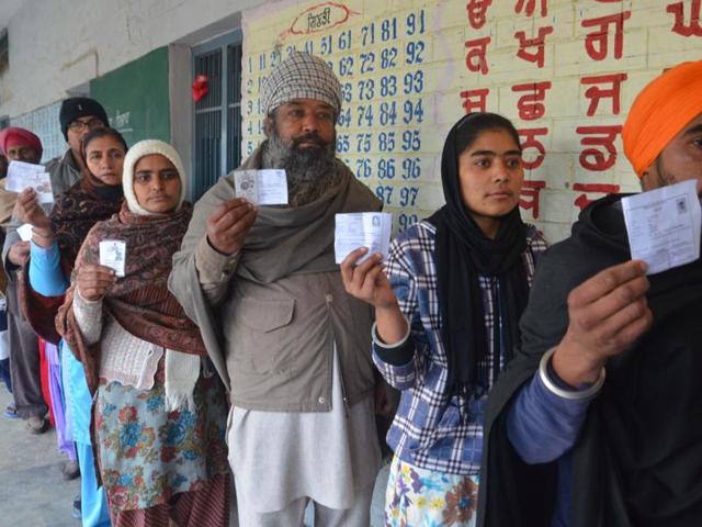 The voting began on a slow note on Saturday . Only 5 per cent votes were polled in the first two hours. (Sameer Sehgal/ HT)