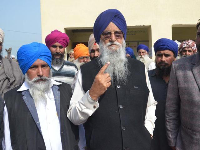 SAD MP Ranjit Singh Brahmpura shows his ink-marked finger after casting his vote. His son Ravinder Singh Brahmpura is contesting for the Khadoor Sahib seat. (Sameer Sehgal/ HT)