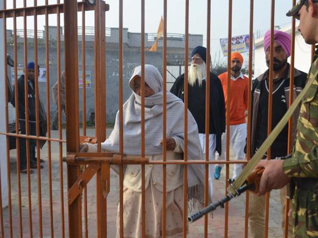 High security arrangement s have been made across 133 polling stations set up for the by-elections. (Sameer Sehgal/HT)