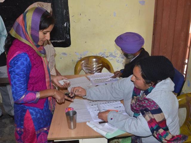 A girl casting her vote at a cpolling station in Brahmpura village on Saturday. (Sameer Sehgal/HT)