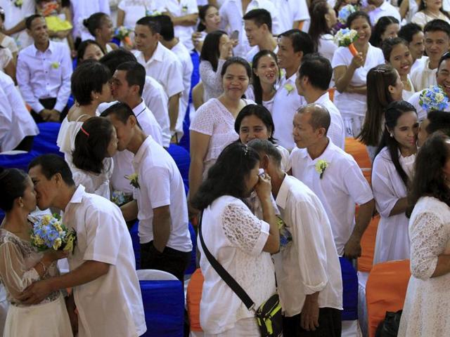 Filipino couples exchange kisses during a mass wedding ceremony ahead of Valentine’s Day celebration in Manila February 12, 2016. More than 350 couples got in a mass wedding sponsored by the local government of Manila. (REUTERS)