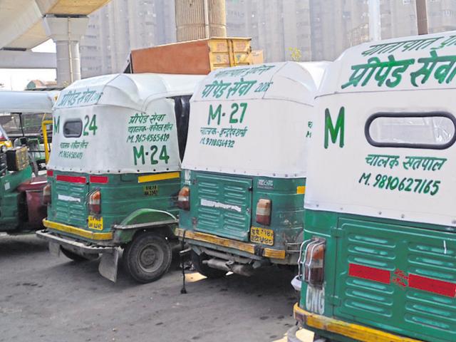 A child was crushed to death between an auto and a parked car in a parking lot in northeast Delhi. (HT File Photo for representation) A child was crushed to death between an auto and a parked car in a parking lot in northeast Delhi. (HT File Photo for representation)