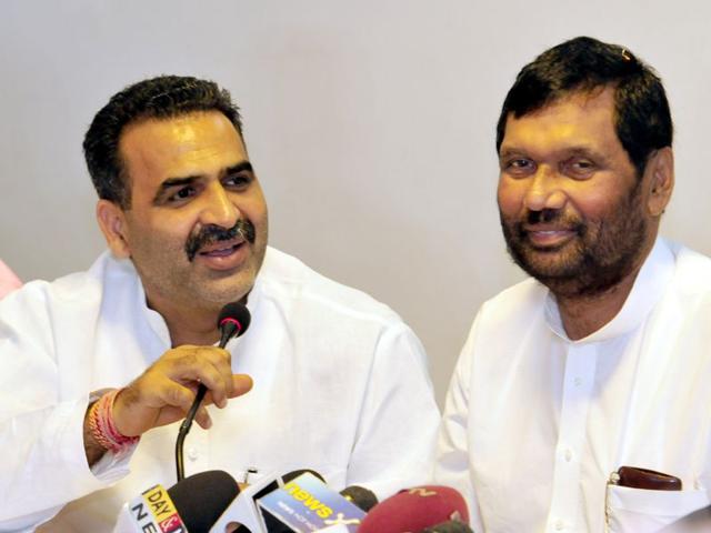 A file photo of Ram Vilas Paswan (R) and Sanjeev Kumar Balyan (L). Balyan, 42, has described the Muzaffarnagar by-election as being crucial to protecting Hindus. (HT Photo) A file photo of Ram Vilas Paswan (R) and Sanjeev Kumar Balyan (L). Balyan, 42, has described the Muzaffarnagar by-election as being crucial to protecting Hindus. (HT Photo)