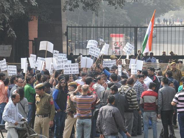 Residents of Munirka Village during demonstration against Anti National Campus Misuse infront of JNU at JNU in New Delhi. (Hindustan Times) Residents of Munirka Village during demonstration against Anti National Campus Misuse infront of JNU at JNU in New Delhi. (Hindustan Times)