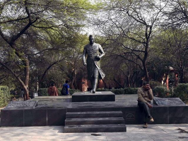 A sculpture of Jawaharlal Nehru at JNU campus. (Vipin Kumar/HT Photo)