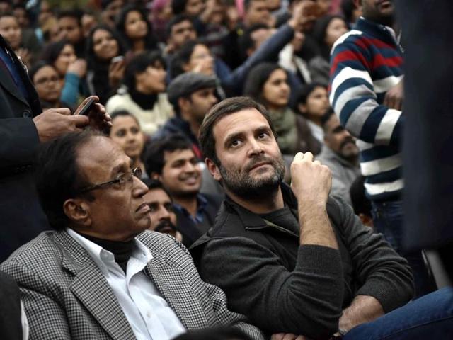 Congress vice president Rahul Gandhi joins the ongoing protest demanding release of student union president Kanhaiya Kumar, at JNU. (Vipin Kumar/HT Photo)