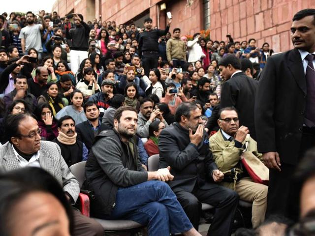 Congress vice president Rahul Gandhi at Jawaharlal Nehru University, joining the ongoing protest demanding release of student union president Kanhaiya Kumar. (Vipin Kumar/HT Photo)