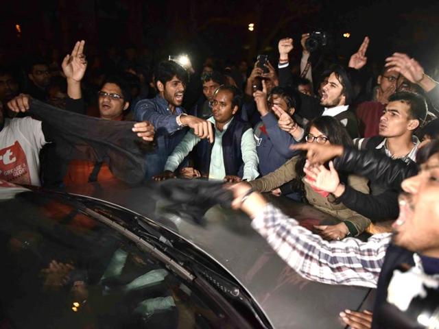 Protesting ABVP students show black flags to Congress vice president Rahul Gandhi who joined students demanding the release of student union president Kanhaiya Kumar. (Vipin Kumar/HT Photo)