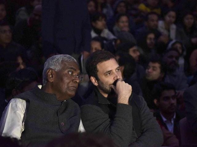 CPI national secretary D Raja (L) and Congress vice president Rahul Gandhi join the ongoing protest for the release of Kanhaiya Kumar at JNU. (Vipin Kumar/HT Photo)