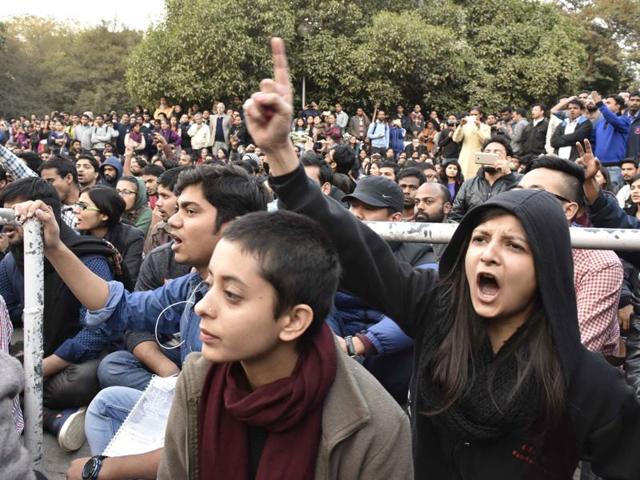 JNU students protest demanding the release of student union president Kanhaiya Kumar. (Vipin Kumar/HT Photo)