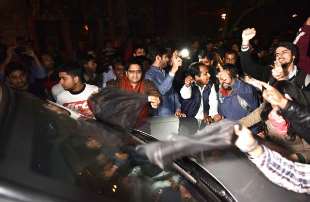 JNU students show black flag to Congress Vice President Rahul Gandhi who joined the protest demanding the release of Student Union president Kanhaiya Kumar at Jawaharlal Nehru University, in New Delhi on Saturday, February 13, 2016. (Vipin Kumar / HT Photo ) JNU students show black flag to Congress Vice President Rahul Gandhi who joined the protest demanding the release of Student Union president Kanhaiya Kumar at Jawaharlal Nehru University, in New Delhi on Saturday, February 13, 2016. (Vipin Kumar / HT Photo )