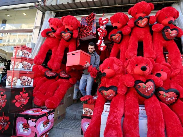 A man shops for Valentine’s Day in Beirut’s southern suburbs, Lebanon on February 12, 2016. (REUTERS)
