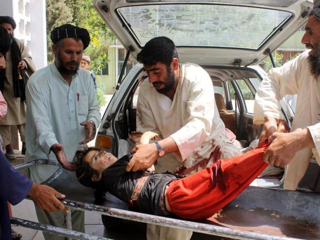 A file picture taken on July 1, 2015 shows a wounded Afghan child being brought to a hospital after being injured in a mortar explosion in Kandahar on July 1, 2015. (AFP Photo) A file picture taken on July 1, 2015 shows a wounded Afghan child being brought to a hospital after being injured in a mortar explosion in Kandahar on July 1, 2015. (AFP Photo)