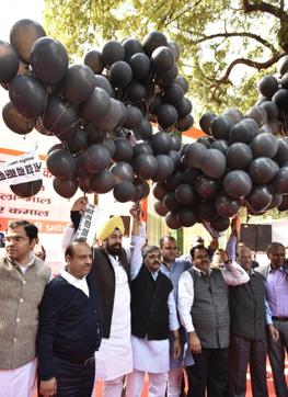 BJP leaders Satish Upadhyay and others releasing black balloons at Jantar Mantar in New Delhi on Sunday. (Arvind Yadav/ HT Photo) BJP leaders Satish Upadhyay and others releasing black balloons at Jantar Mantar in New Delhi on Sunday. (Arvind Yadav/ HT Photo)