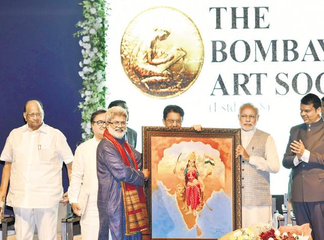 Vasudeo Kamath, president of The Bombay Art Society, presents a painting to Prime Minister Narendra Modi during the inaugural function of the society’s new building at Bandra Reclamation on Saturday. NCP chief Sharad Pawar, governor Ch Vidyasagar Rao and chief minister Devendra Fadnavis were also present.(Satish Bate/HT photo)