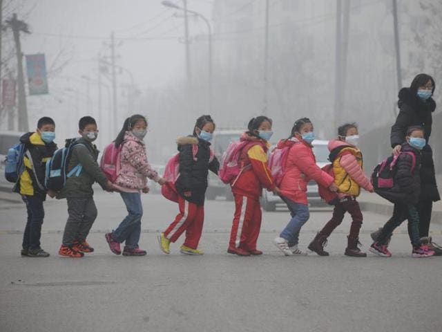 Students wearing face masks walk across the street in a line in Jinan, in east China's Shandong province amongst heavy air pollution. (AFP File Photo) Students wearing face masks walk across the street in a line in Jinan, in east China's Shandong province amongst heavy air pollution. (AFP File Photo)
