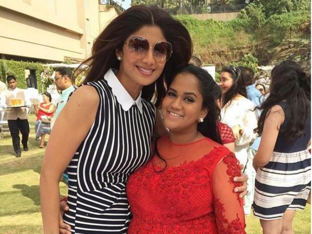 Shilpa Shetty is all smiles as she hugs Arpita. (Instagram) 