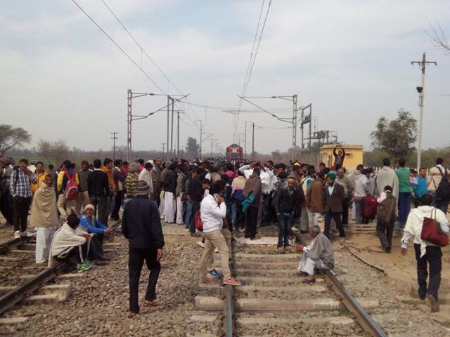 Jat protestors blocked Delhi- Rohtak railway track and stopped two local trains in Ismaila village to further intensify their protest.(HT Photo)