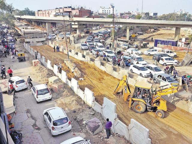 The state government is confident of resolving Amritsar’s traffic woes with its ambitious project that has drawn flak over unplanned execution.(Sameer Sehgal/HT Photo)