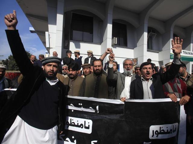 Employees of Pakistan International Airlines (PIA) protest against the privatization of the company at the PIA offices in Peshawar, Pakistan February 3, 2016.(REUTERS)