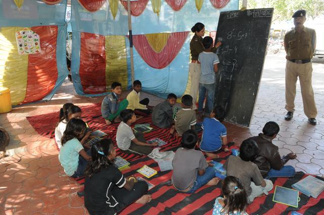 Sub-inspector Kanchan Singh teaches kids at the Hanumanganj police station in Bhopal. (Praveen Bajpai/HT photo) Sub-inspector Kanchan Singh teaches kids at the Hanumanganj police station in Bhopal. (Praveen Bajpai/HT photo)