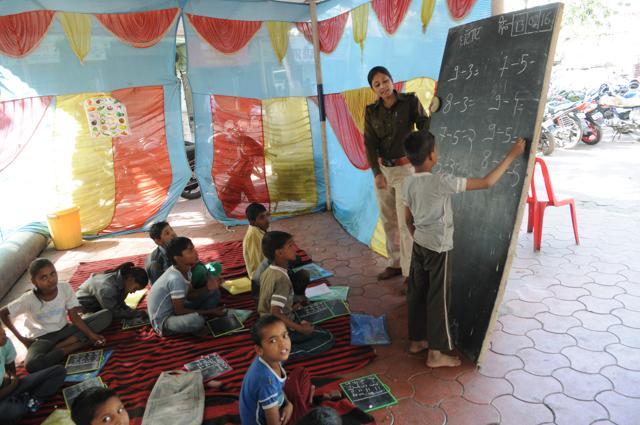 Sub-inspector Kanchan Singh teaches kids at Hanumanganj police station in Bhopal. (Praveen Bajpai/HT photo) Sub-inspector Kanchan Singh teaches kids at Hanumanganj police station in Bhopal. (Praveen Bajpai/HT photo)