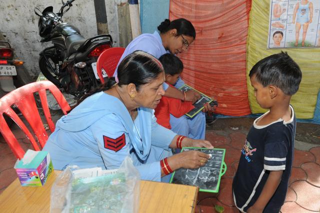 Women constables teach kids at Hanumanganj police station in Bhopal. (Praveen Bajpai/HT photo) Women constables teach kids at Hanumanganj police station in Bhopal. (Praveen Bajpai/HT photo)
