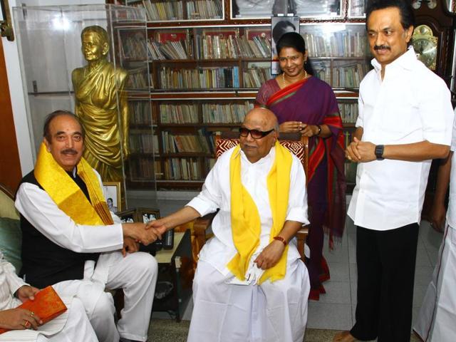 Congress leader Ghulam Nabi Azad met DMK leader M Karunanidhi to firm up an alliance for the 2016 Tamil Nadu assembly polls (V Srinivasulu /HT Photo) Congress leader Ghulam Nabi Azad met DMK leader M Karunanidhi to firm up an alliance for the 2016 Tamil Nadu assembly polls (V Srinivasulu /HT Photo)
