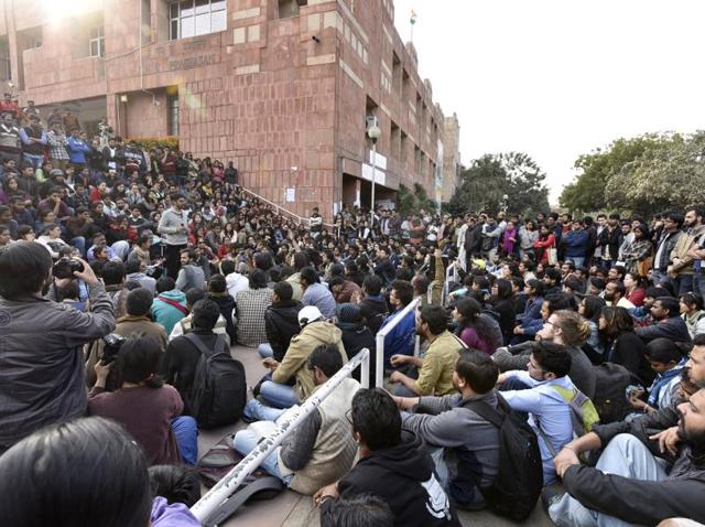 JNU students protest against arrest of JNUSU president Kanhaiya Kumar at JNU campus in New Delhi on Monday.(Sanjeev Verma/HT Photo)