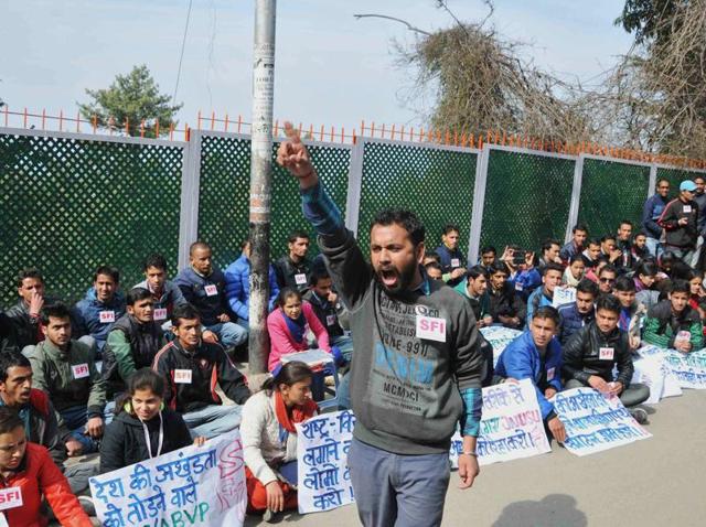 Students of Himachal Pradesh University in Shimla hold posters and shout slogans against the arrests made from the JNU campus after the alleged anti-India event held on February 9. (AFP)