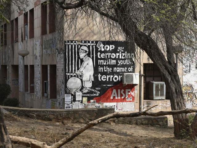 The walls in JNU campus have turned into canvases with various student organizations drawing graffiti to convey their side. (Vipin Kumar/HT Photo)