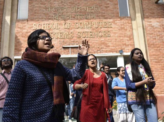 Activist of All India Students’ Association (AISA) shouting slogans in front of computer science department as they asked closing down the departments of JNU in New Delhi. (Vipin Kumar/HT Photo)